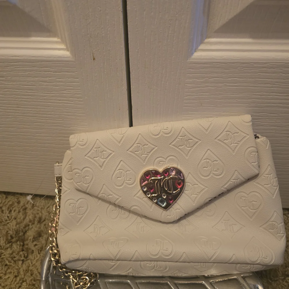 Juicy Couture White Embossed Heart Logo Wristlet with Multicolor Gem Plaque - Picture 2 of 7